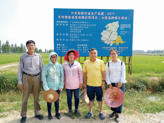     梁巧麗（右一）帶領農民朋友參觀基地，介紹綠色防控、立體種養技術。