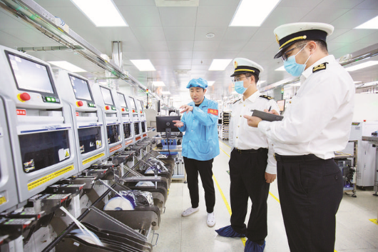     惠州海關關員到企業(yè)開展認證工作。惠州日報記者劉煒煒 通訊員王旭 攝
