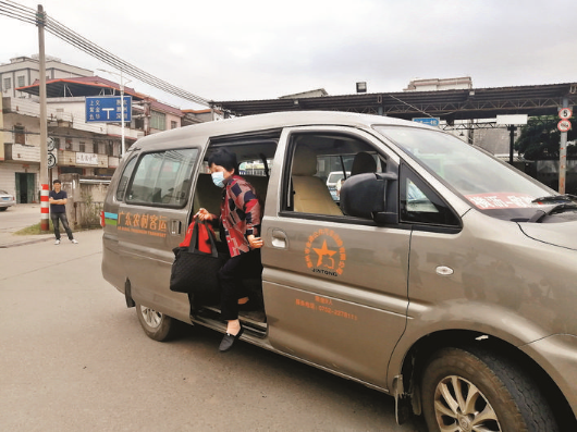     今年新開通的小型農村客運車駛進橫瀝車站。
