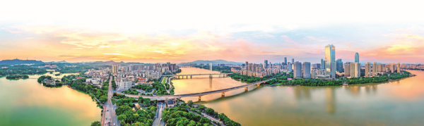     我市經(jīng)濟(jì)實(shí)力不斷增強(qiáng)，城市面貌日新月異。惠州東江圖片社供圖