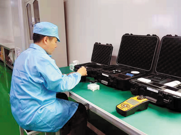     圖⑤：惠州市科近離子膜材料研究院研發(fā)人員在科技攻關(guān)。     惠州日報記者劉豪偉通訊員蔣照練 攝