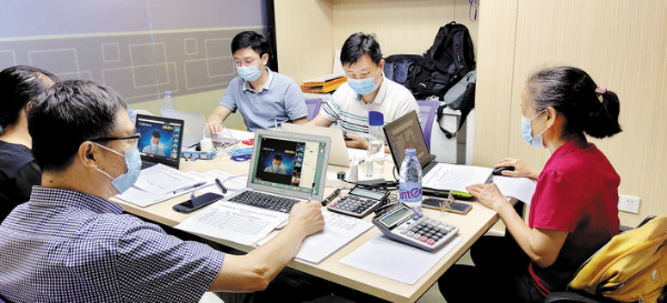     圖④：惠州市第五屆“天鵝杯”科技創(chuàng)新創(chuàng)業(yè)大賽決賽在仲愷落幕。圖為評委參加“云端”評審。    惠州日報記者楊敬賀通訊員李揚(yáng) 攝