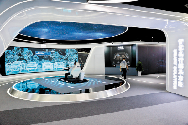     圖①：德賽西威智能網(wǎng)聯(lián)惠南工業(yè)園展廳的智能駕艙充滿科技感。    惠州日報記者李松權(quán) 攝