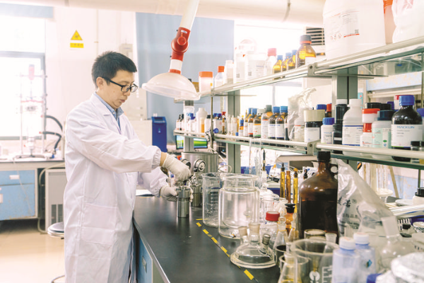     圖②：中山大學(xué)惠州研究院院長周賢太在做實(shí)驗。    惠州日報記者匡湘鄂 攝