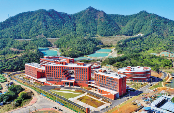     圖③：中科院“兩大科學(xué)裝置”總部區(qū)全景。    惠州日報記者朱金贊 攝