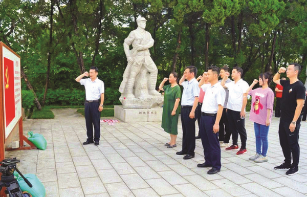     市紀委監委到豐山公園開展“傳承革命精神 賡續紅色血脈”主題黨日活動。