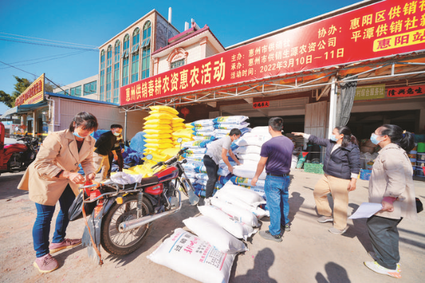     農(nóng)戶在購買化肥。惠州日報記者周楠 攝