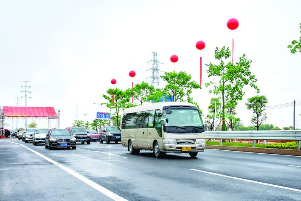     車輛通過雙楊大道。