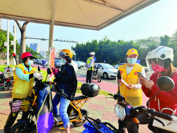     交通志愿者上崗，倡導市民文明禮讓出行。惠州日報記者劉豪偉 通訊員鄺彩紅 陳志源 攝