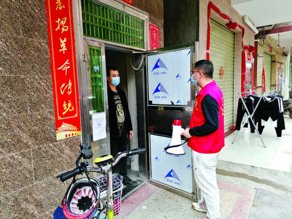     黨員房東上門宣傳出租屋管理相關政策。