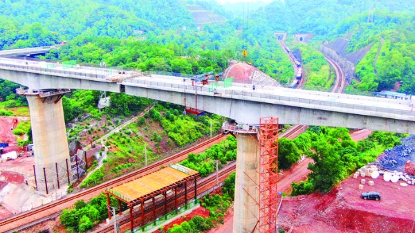     合龍后的廣汕鐵路跨京九鐵路特大橋。    惠州日報記者王建橋 通訊員盧小康 攝