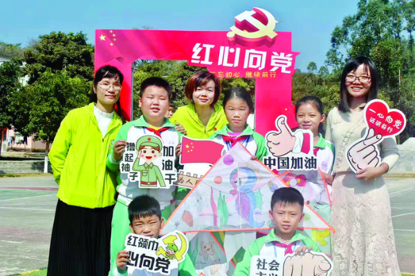     劉滿婷（右一）與孩子們一同參與公益活動(dòng)。 惠州日報(bào)記者黃宇翔 通訊員龍門宣 攝