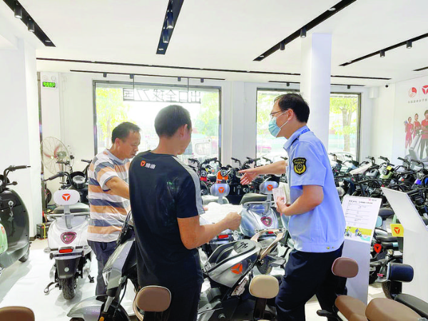     執法人員對電動自行車銷售門店進行專項檢查。