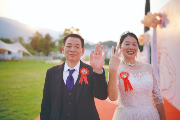     楊國榮、郭靈聰夫妻：風風雨雨走過大半輩子，這次終圓婚紗夢。希望下輩子還能再相遇！