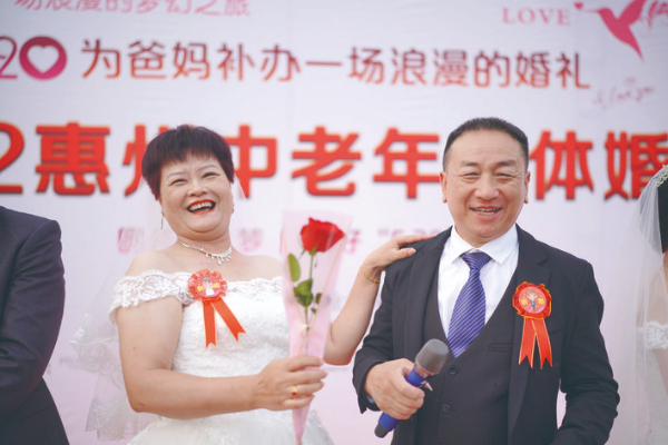    何志明、曾惠蓮夫妻：相知相愛30年，這次圓了30年的夢，太感動了。