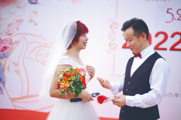     易建光、黃艷姿夫妻：攜手走過19年，當年兩人沒有舉行婚禮，今天彌補了遺憾！