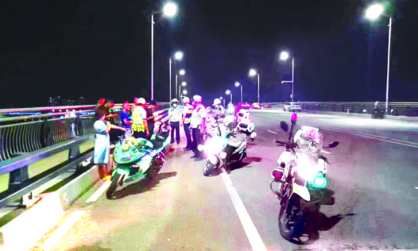 惠州交警嚴(yán)查飆車等交通違法行為。