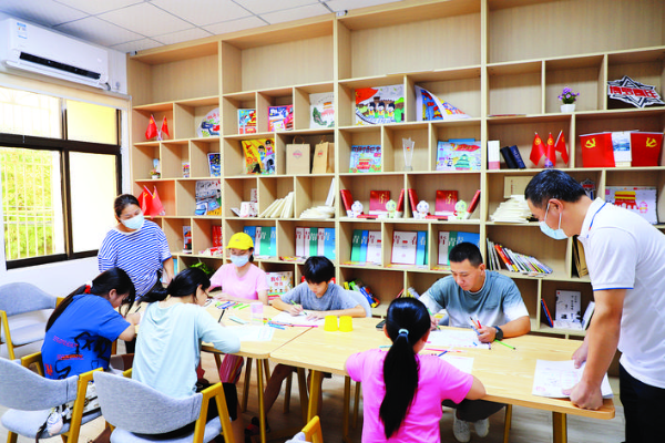     青少年在12355青少年綜合服務(wù)中心作畫。    惠州日報記者侯婉怡 李燕文 通訊員朱懿 聶慧玲 攝