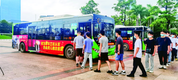     “惠州征兵集結號”吸引不少市民和適齡青年乘坐體驗?；葜萑請笥浾邉⒑纻?攝