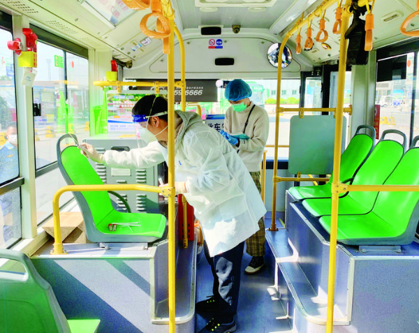 市疾控中心工作人員在公交車上開展新冠環(huán)境監(jiān)測采樣。