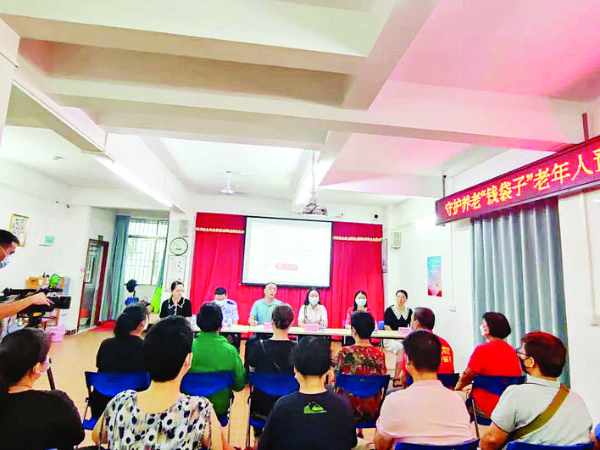     大亞灣區(qū)法院在澳頭居家養(yǎng)老服務(wù)中心開(kāi)展防止養(yǎng)老詐騙現(xiàn)場(chǎng)宣傳活動(dòng)。    惠州日?qǐng)?bào)記者曾靜妍 通訊員章婷 攝