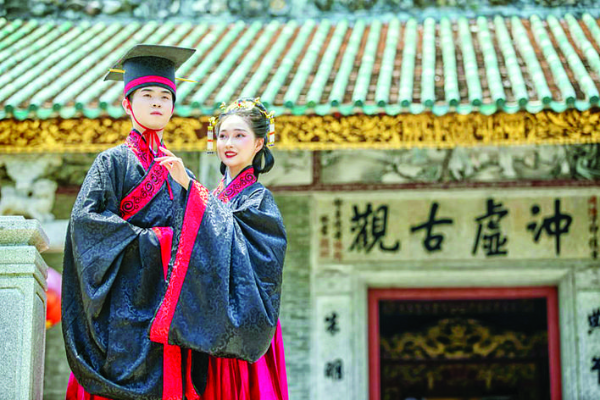     “緣定羅浮·2022羅浮山國潮情人節(jié)”活動(dòng)吸引青年男女來打卡?；葜萑?qǐng)?bào)記者李燕文 通訊員李淵 攝