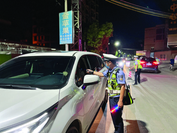     博羅交警開(kāi)展路面清查。