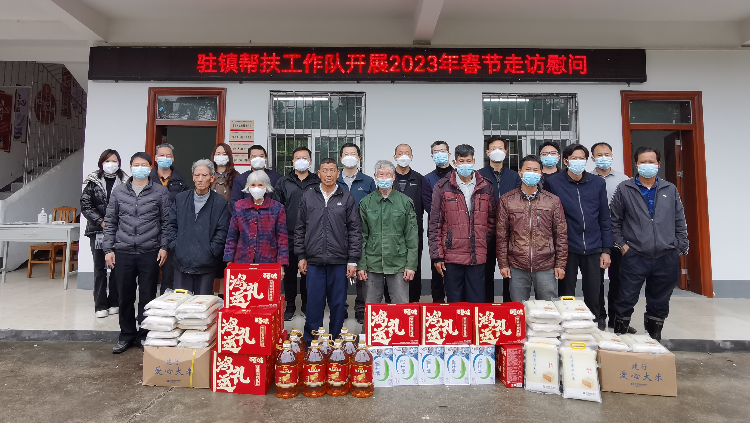駐鎮(zhèn)幫扶工作隊(duì)和農(nóng)村科技特派員團(tuán)隊(duì)走訪慰問困難群眾（攝影：湯倩）.jpg
