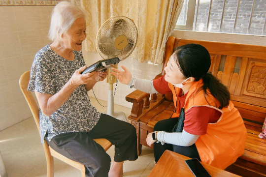 2022年，江門市蓬江區(qū)民政局為蓬江區(qū)棠下鎮(zhèn)任婆婆安裝緊急呼叫設備。圖為工作人員為任婆婆講解設備使用方式。.jpg