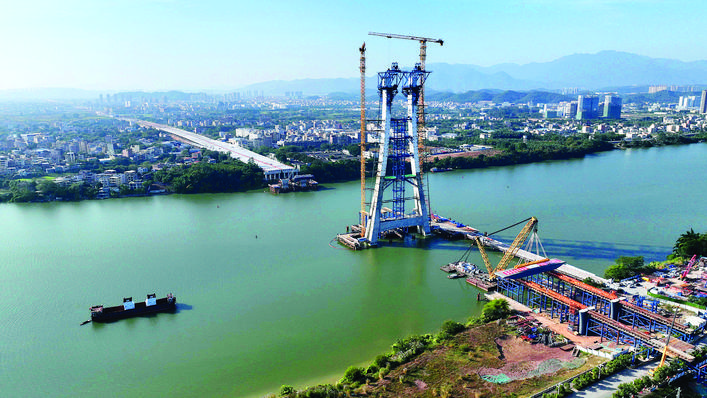 東江特大橋首片鋼箱梁成功架設